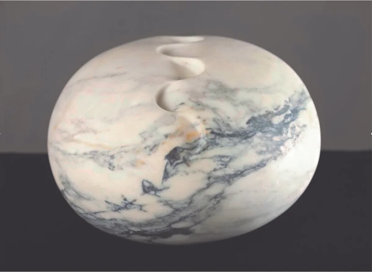 «Paonazzo – Carrara-Marmor» von Marina Ganzoni-Emma aus Dürnten. Steinskulptur